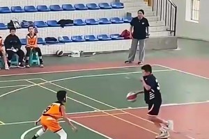 球场定律：防守人被穿裆后，一定会被晃飞